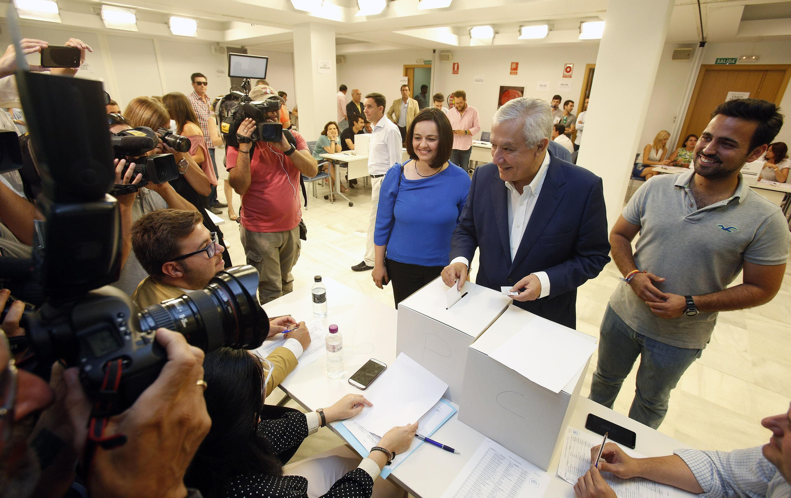 Javier Arenas y Virginia Pérez votan este jueves en la sede del PP en Sevilla.
