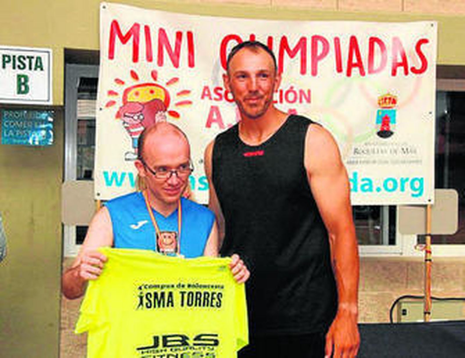 Foto de familia de los asistentes a la clausura de las mini olimpiadas de Aida.