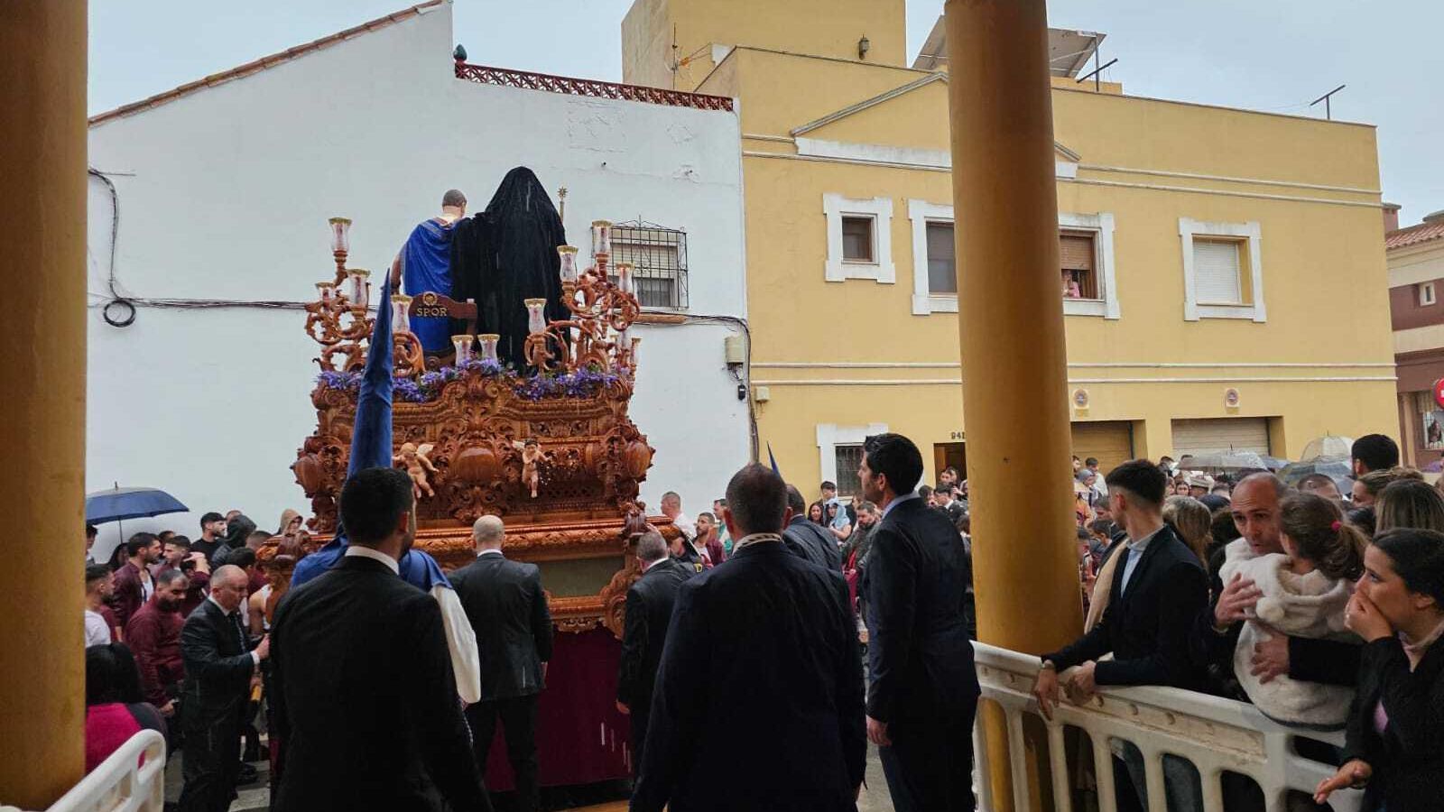 El paso de la Sagrada Flagelación vuelve a la parroquia de Santiago.
