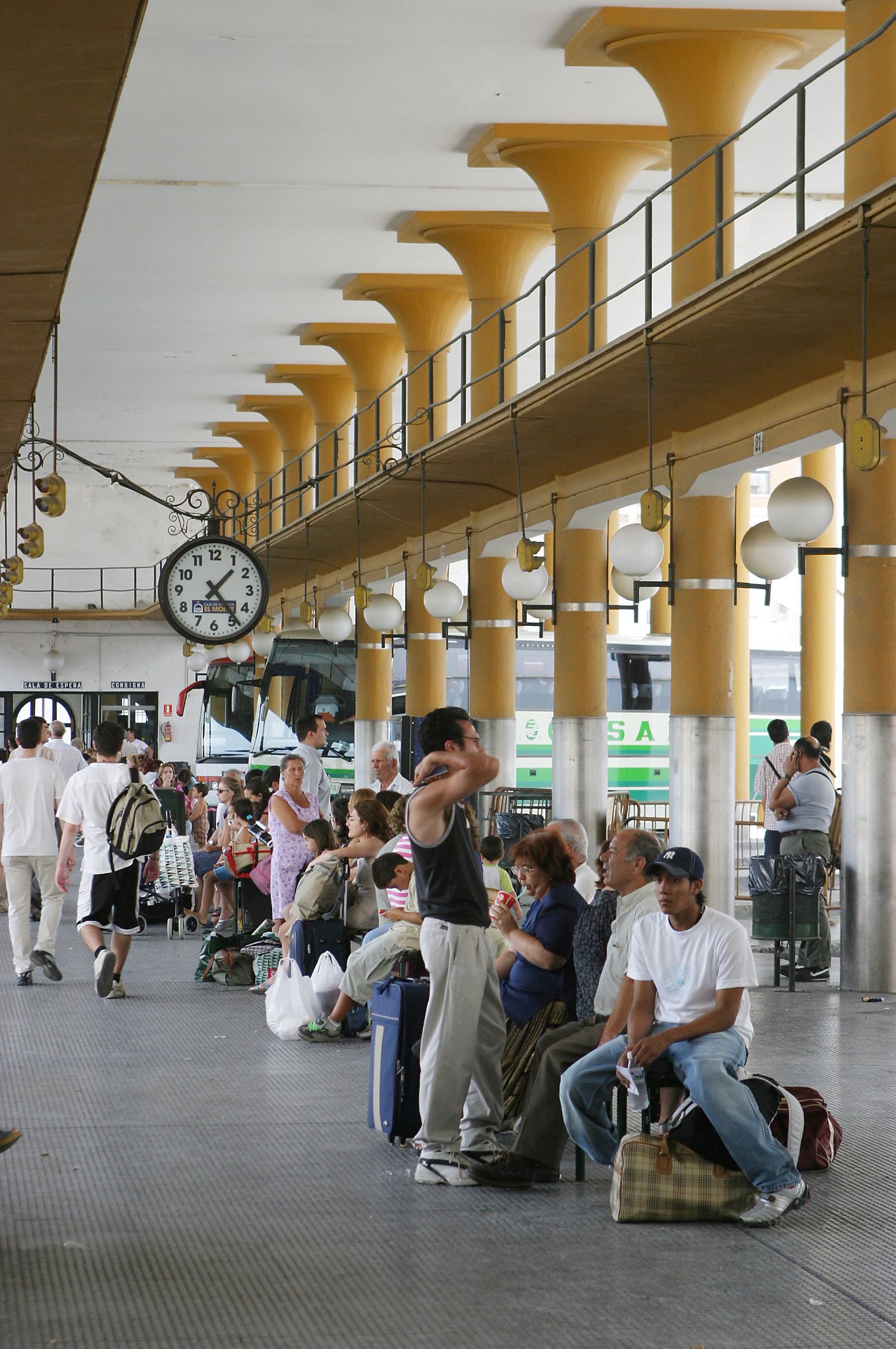 Reloj de la estación de autobuses del Prado.