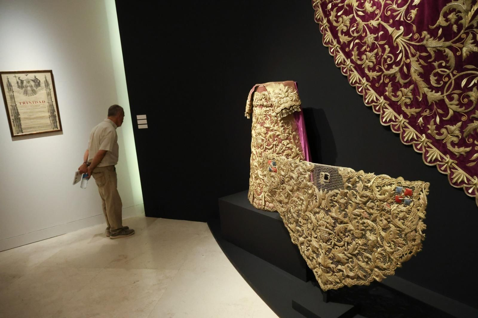 La exposición 'Vestida de Sol' del Cautivo en el Museo de Málaga, en imágenes