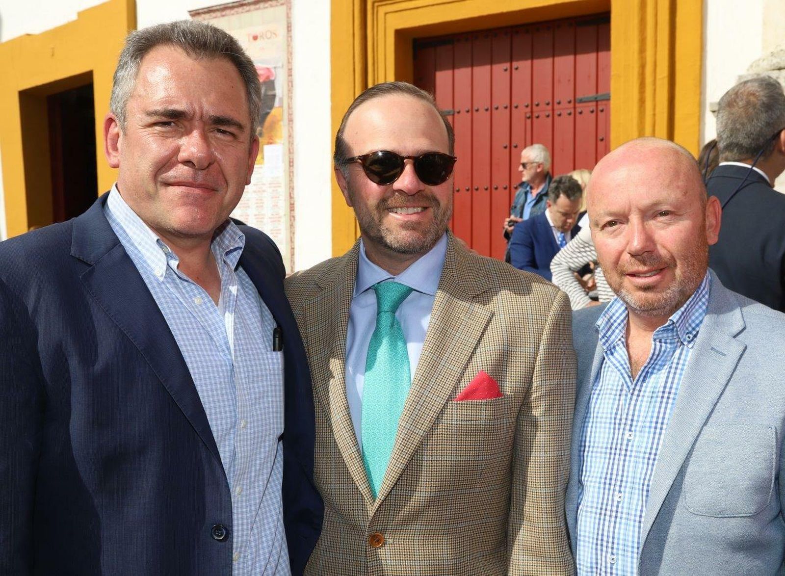 Ricardo Robledo, Joaquín Ordaña y Mauricio Balmaceda , de una peña taurina  mexicana que están celebrando en Sevilla  su X aniversario.