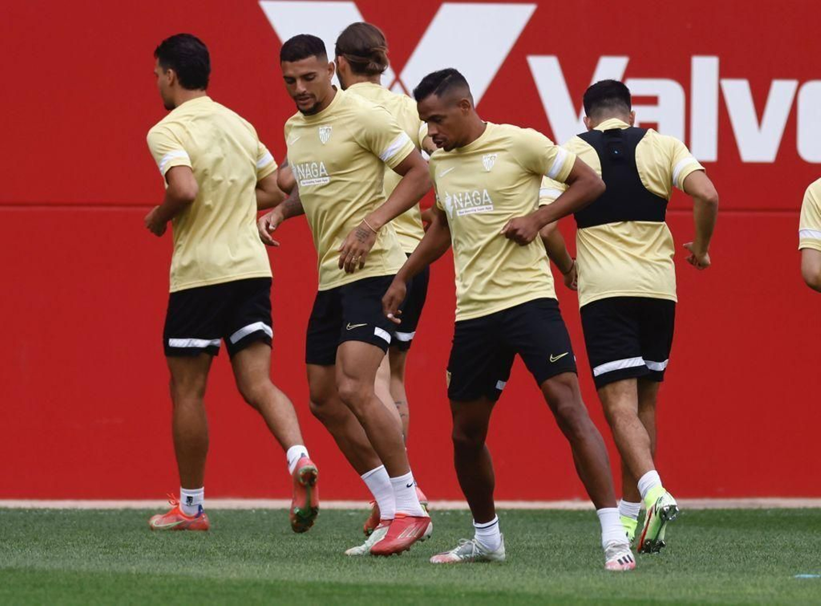 Diego Carlos realiza el calentamiento junto a Fernando.