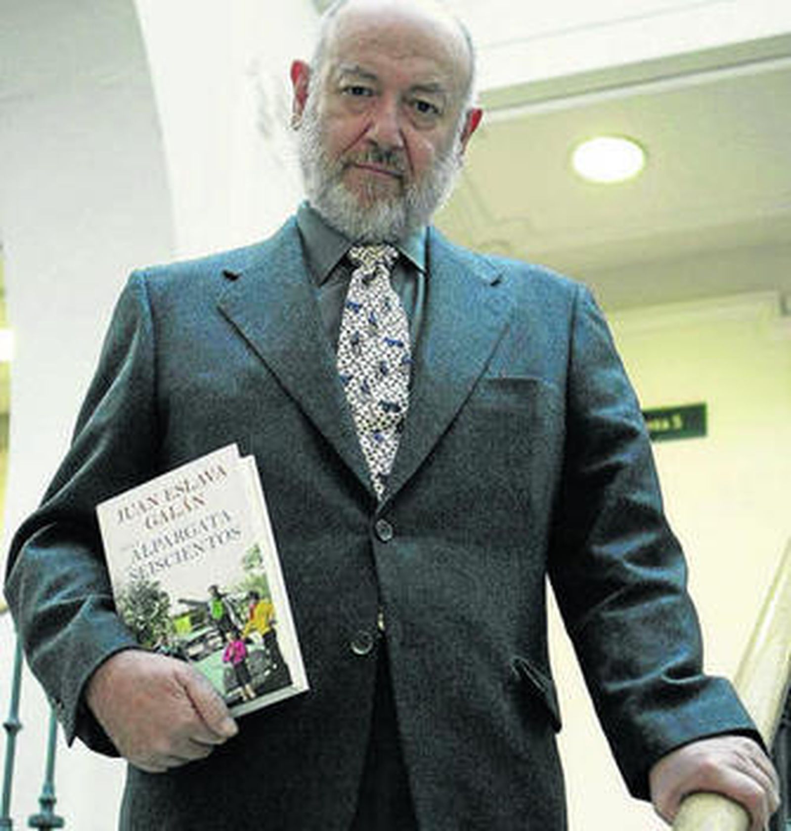 El escritor Juan Eslava Galán con su nuevo libro bajo el brazo.