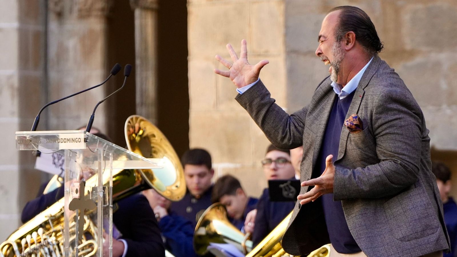 Un instante de la saeta interpretada por Luis Santiago durante el acto.