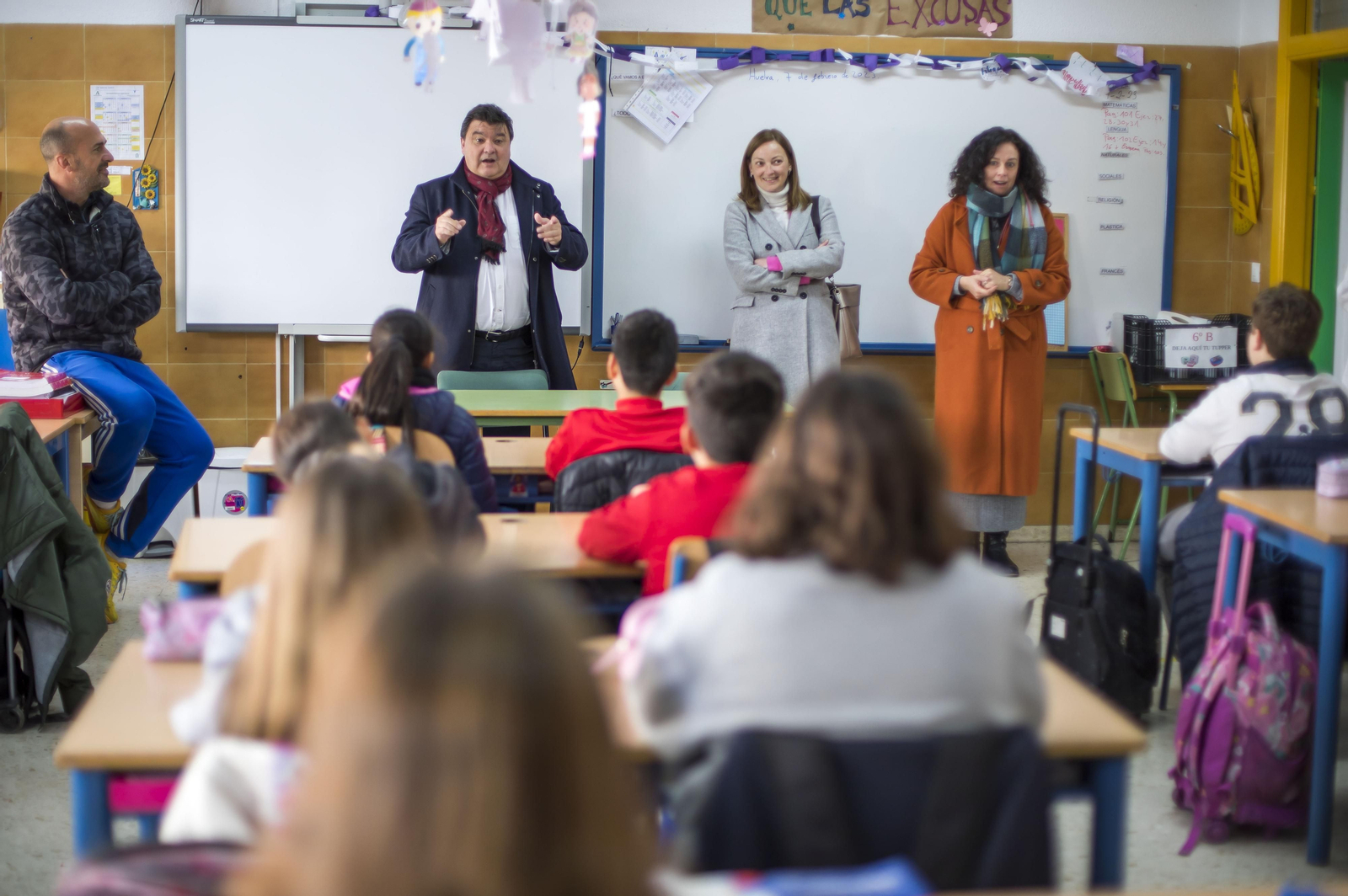 El alcalde se dirige a los escolares. El alcalde se dirige a los escolares.