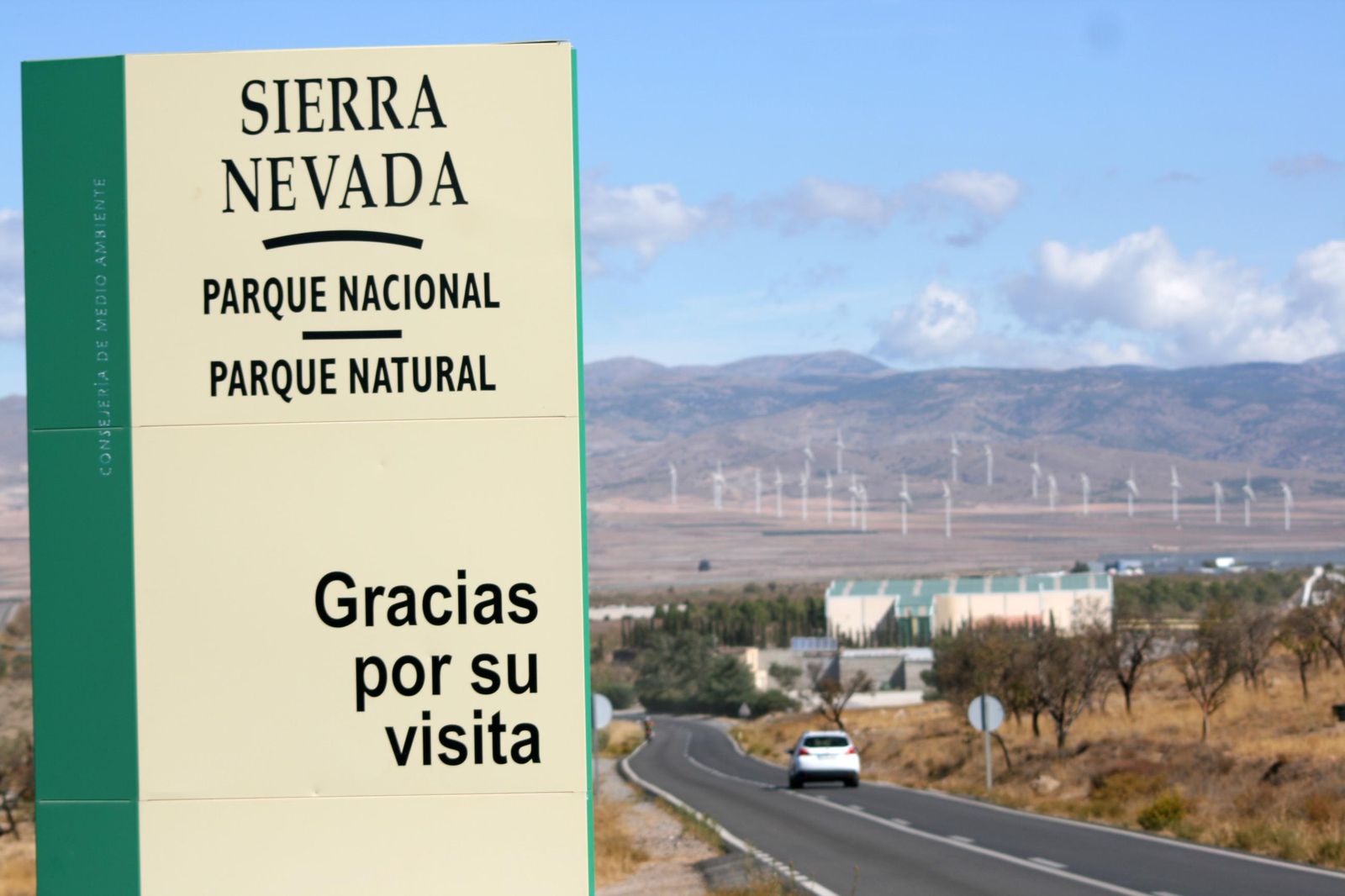 Cartel informativo a la salida del Parque Natural de Sierra Nevada