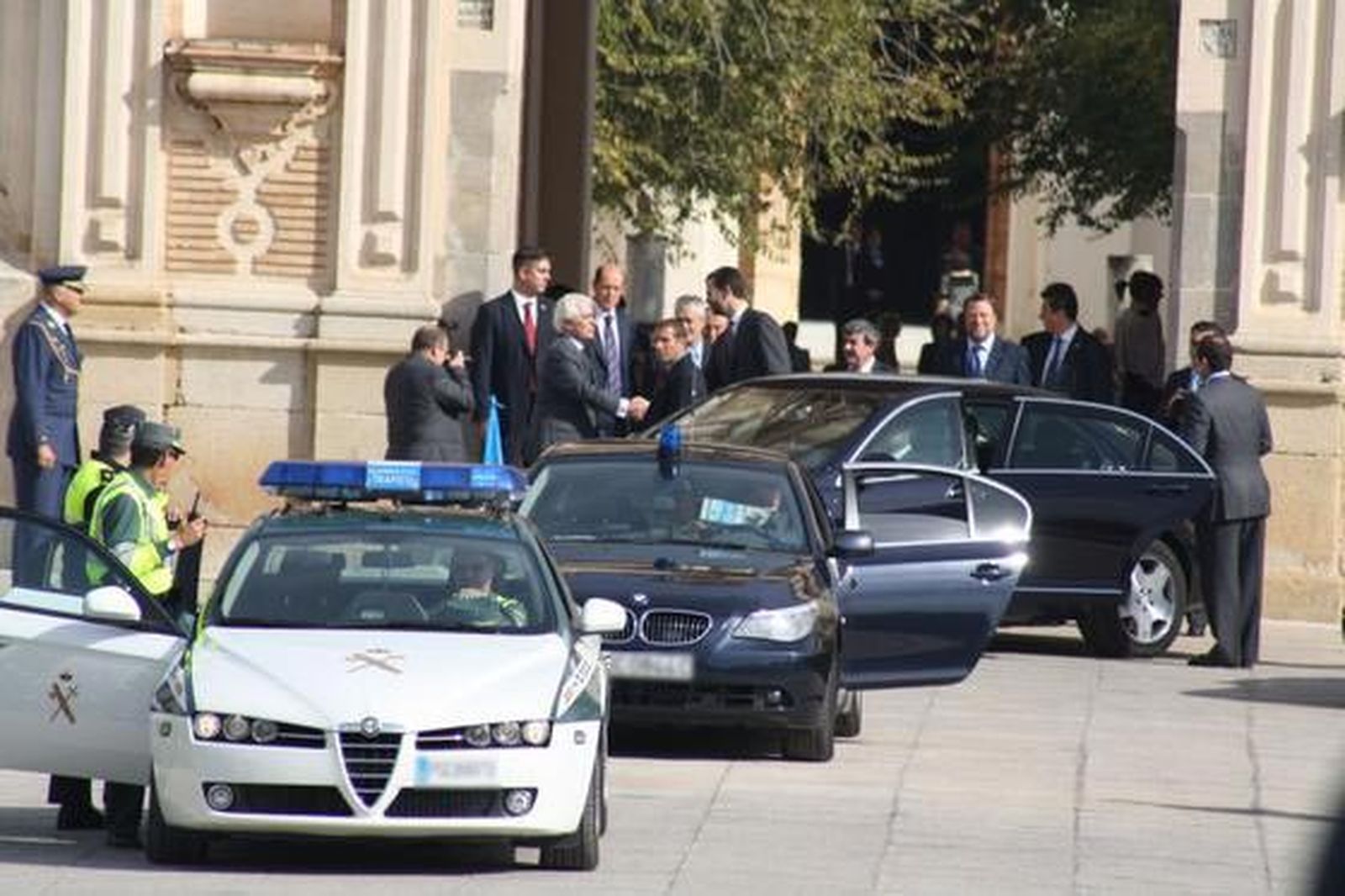 Los funcionarios de la Junta y algunos representantes del CSIF protestan frente a Torretriana.

Foto: Redacci?