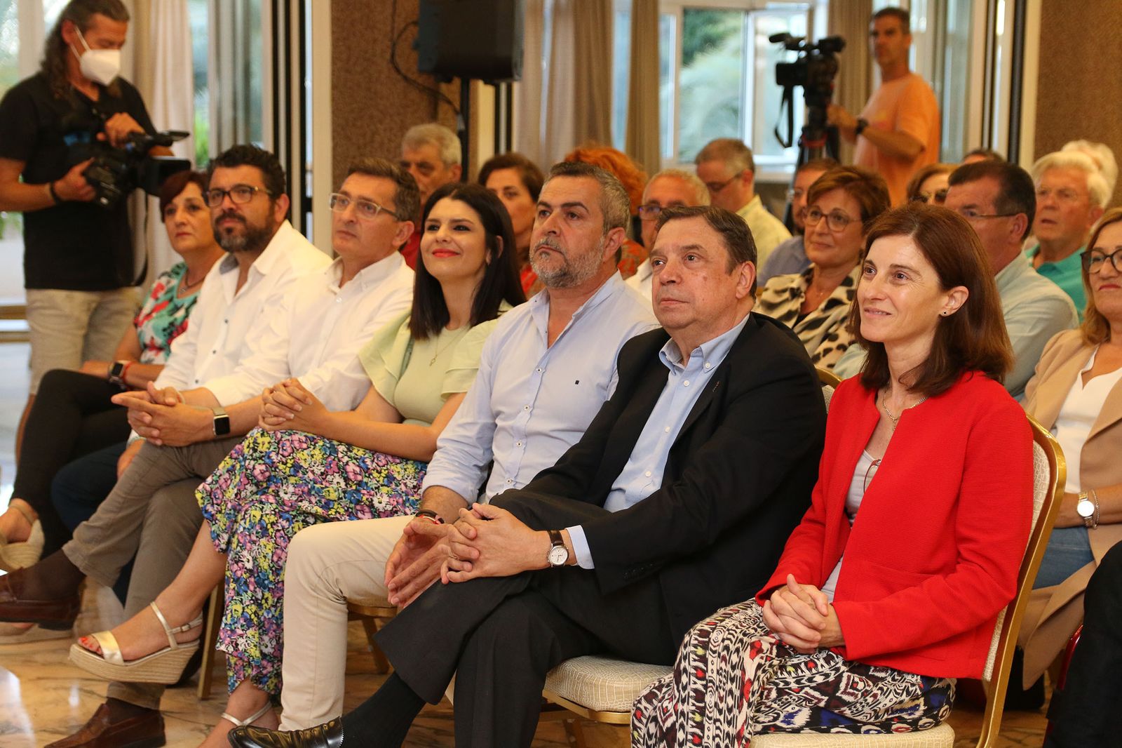 Fotogalería del ministro de Agricultura, Luis Planas, en un acto del PSOE de Almería