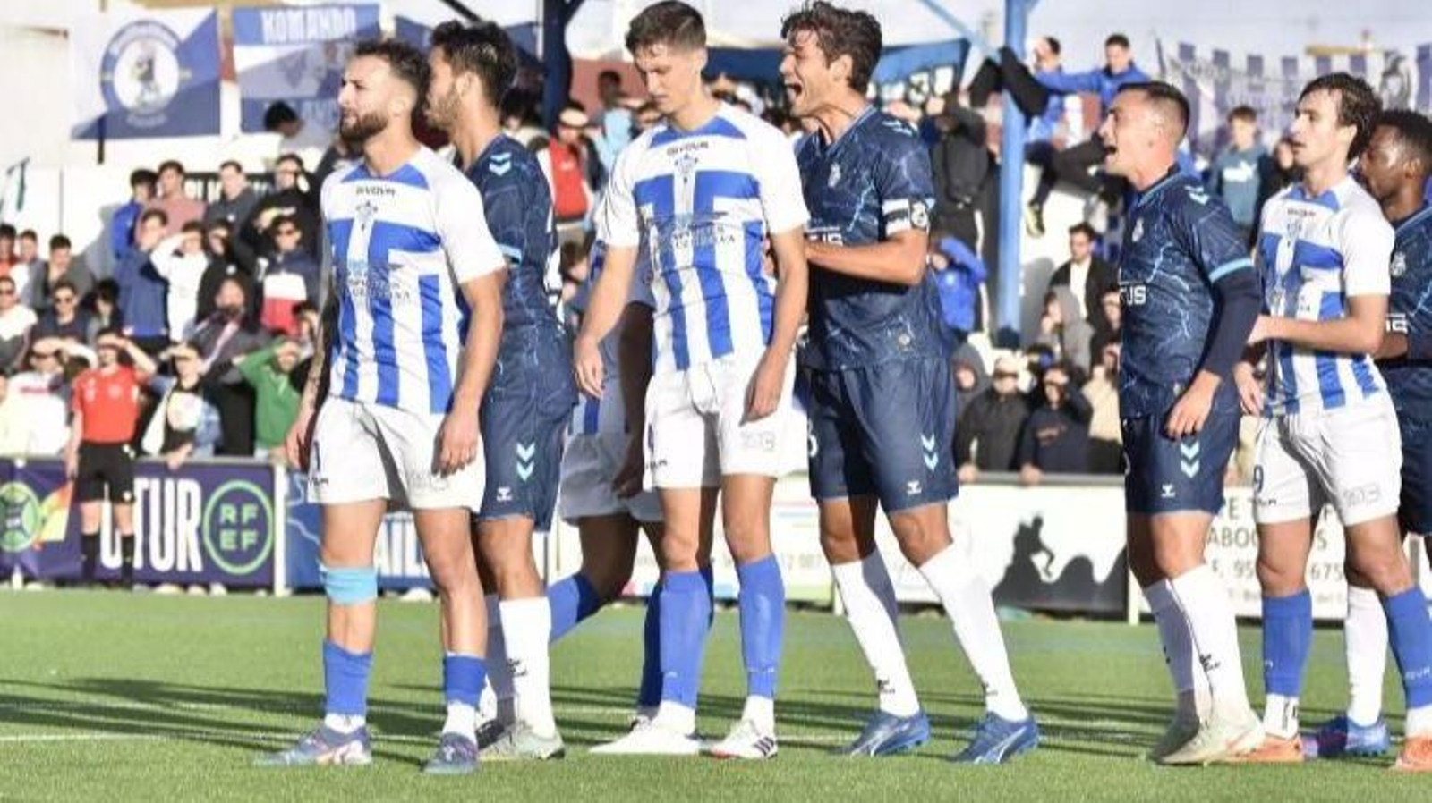 Julio Algar da instrucciones a sus compañeros antes del saque de una falta, el domingo en Bollullos Julio Algar da instrucciones a sus compañeros antes del saque de una falta, el domingo en Bollullos