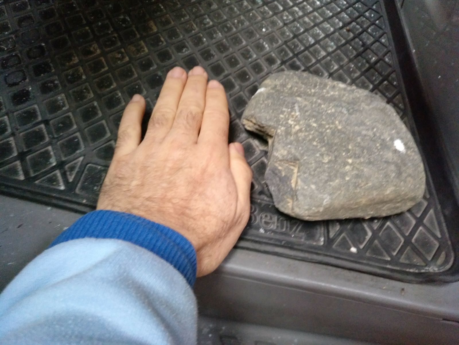 La piedra que impactó en la luna de la ambulancia.