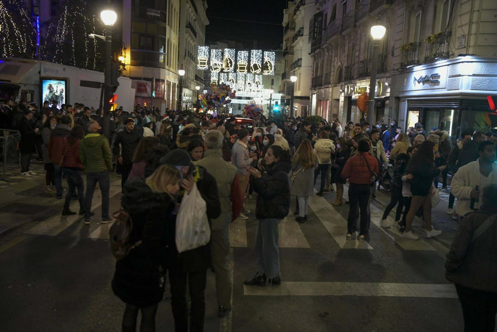 Así fue la Nochevieja 2021 en Granada, en imágenes: uvas en una Plaza del Carmen vallada y ambiente de fiesta en la calle