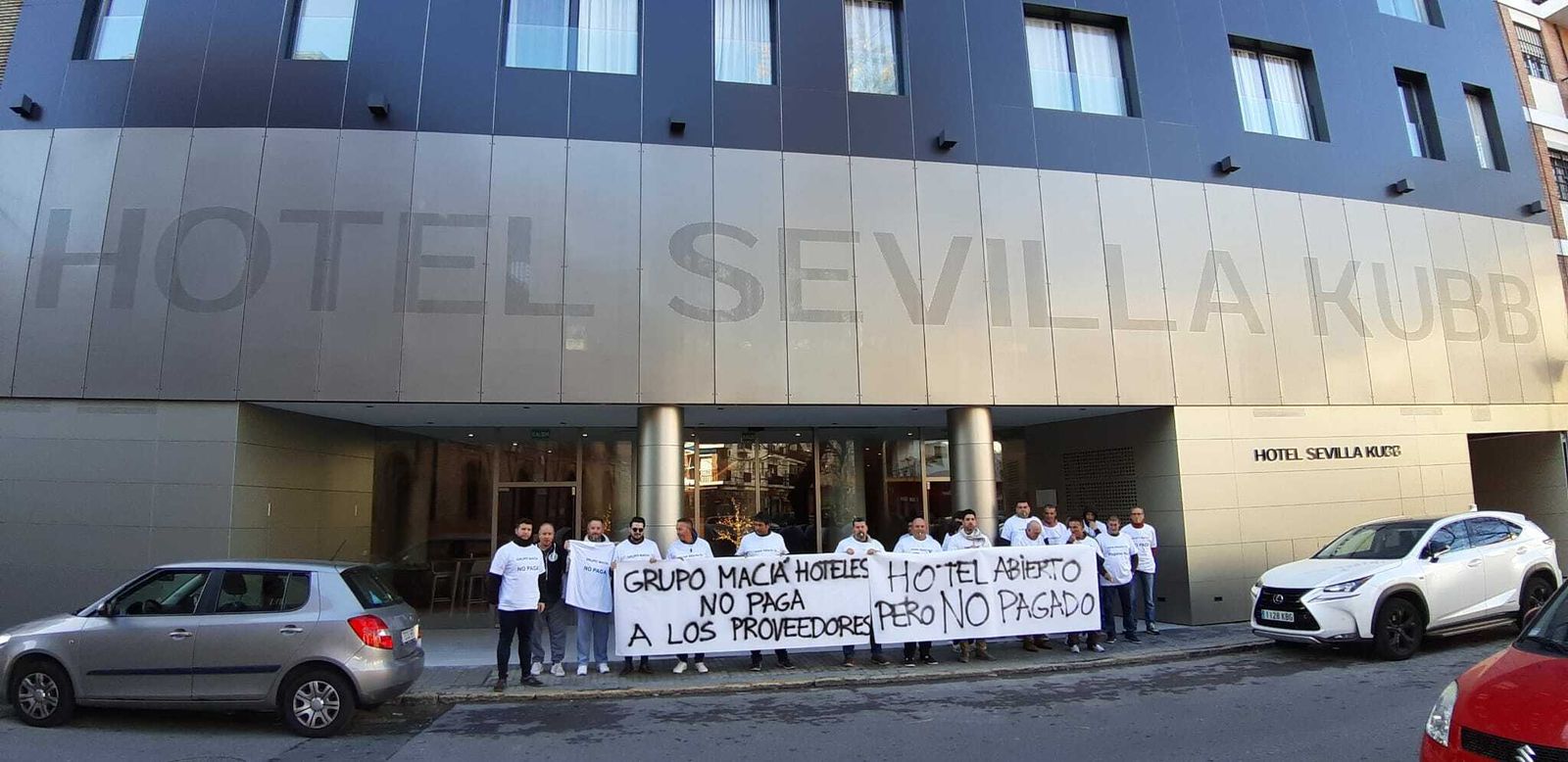 Los trabajadores de Área Construcción en la puerta del Hotel Macià Sevilla Kubb