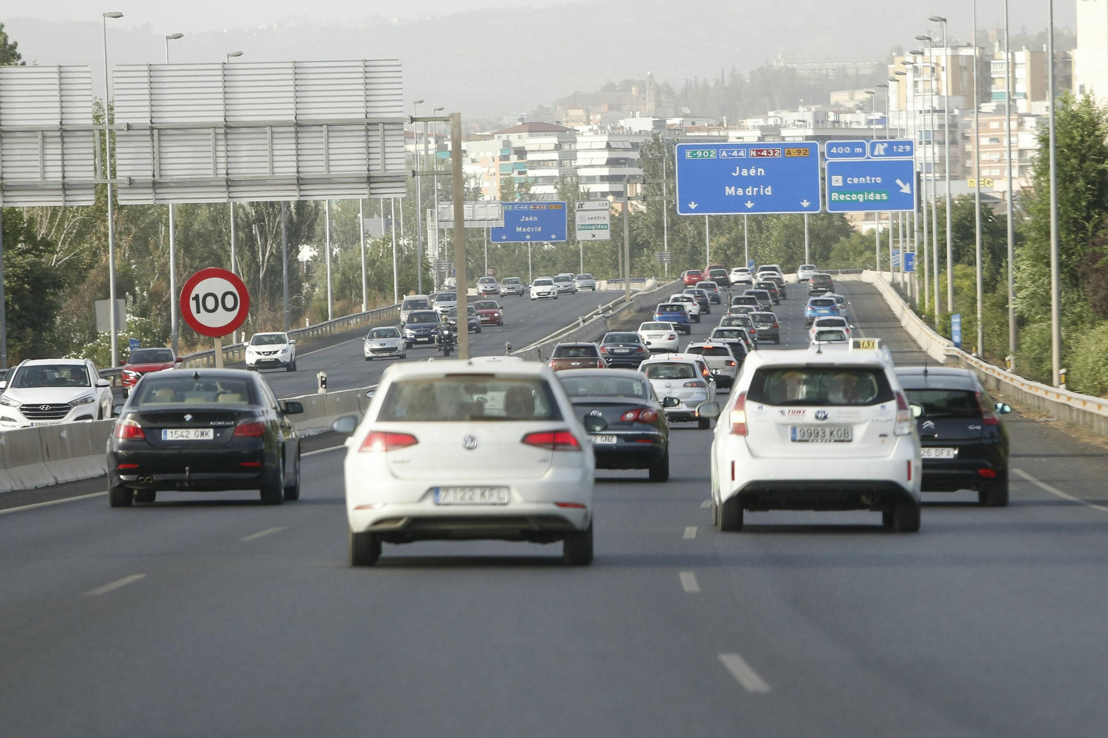 Vehículos circulando por la A-44 a la altura de la capital granadina.