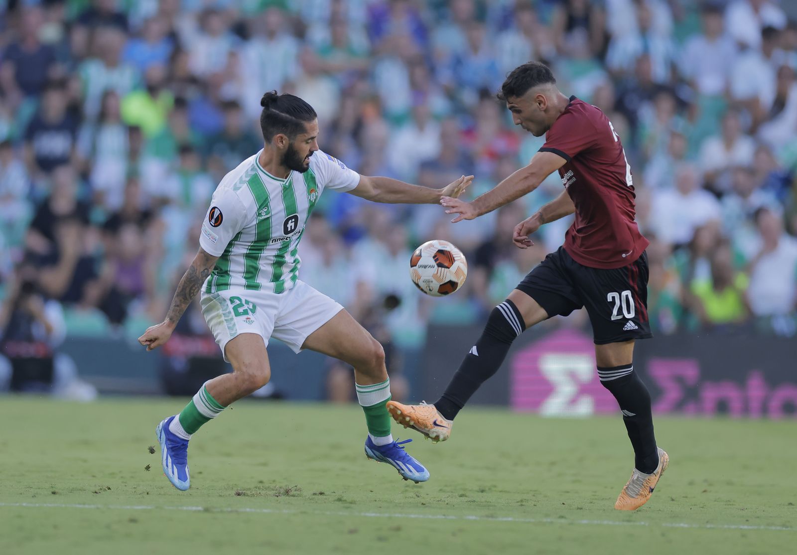 Isco pugna la pelota con Laci.