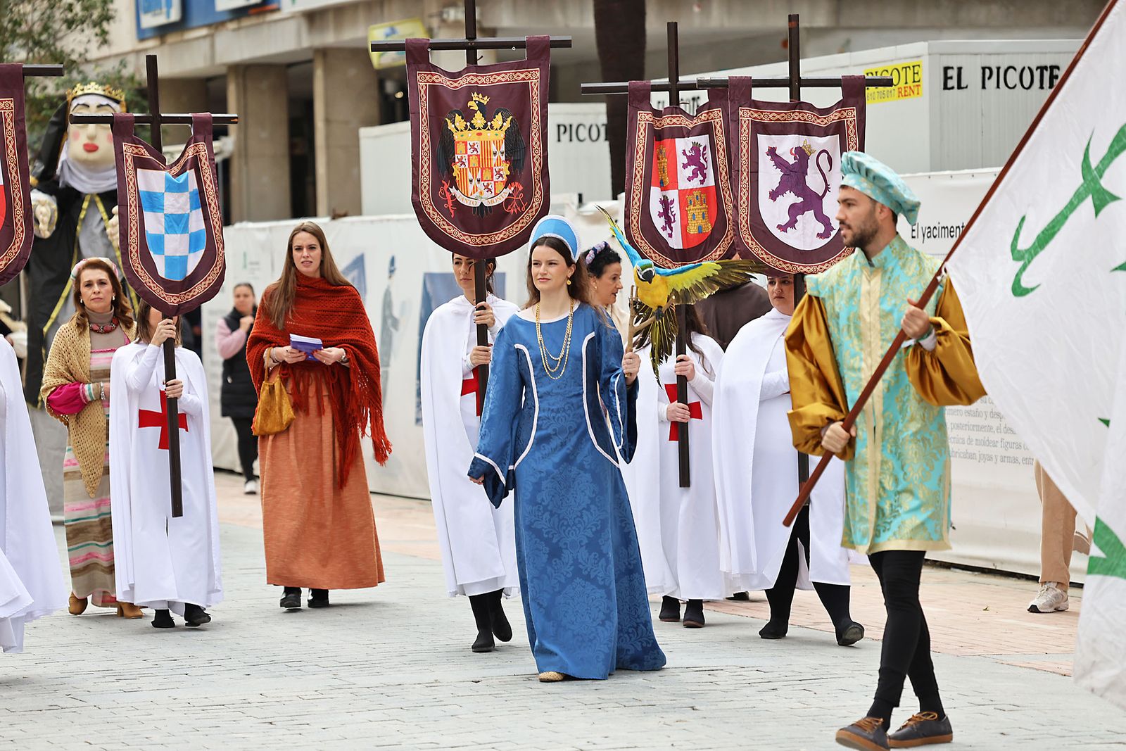 Imágenes del pasacalles de la Feria Medieval de Palos de la Frontera por las calles de Huelva