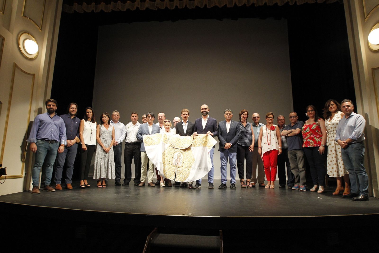 Fotogalería entrega capote de paseo al torero Ginés Marín. Feria de Almería 2019