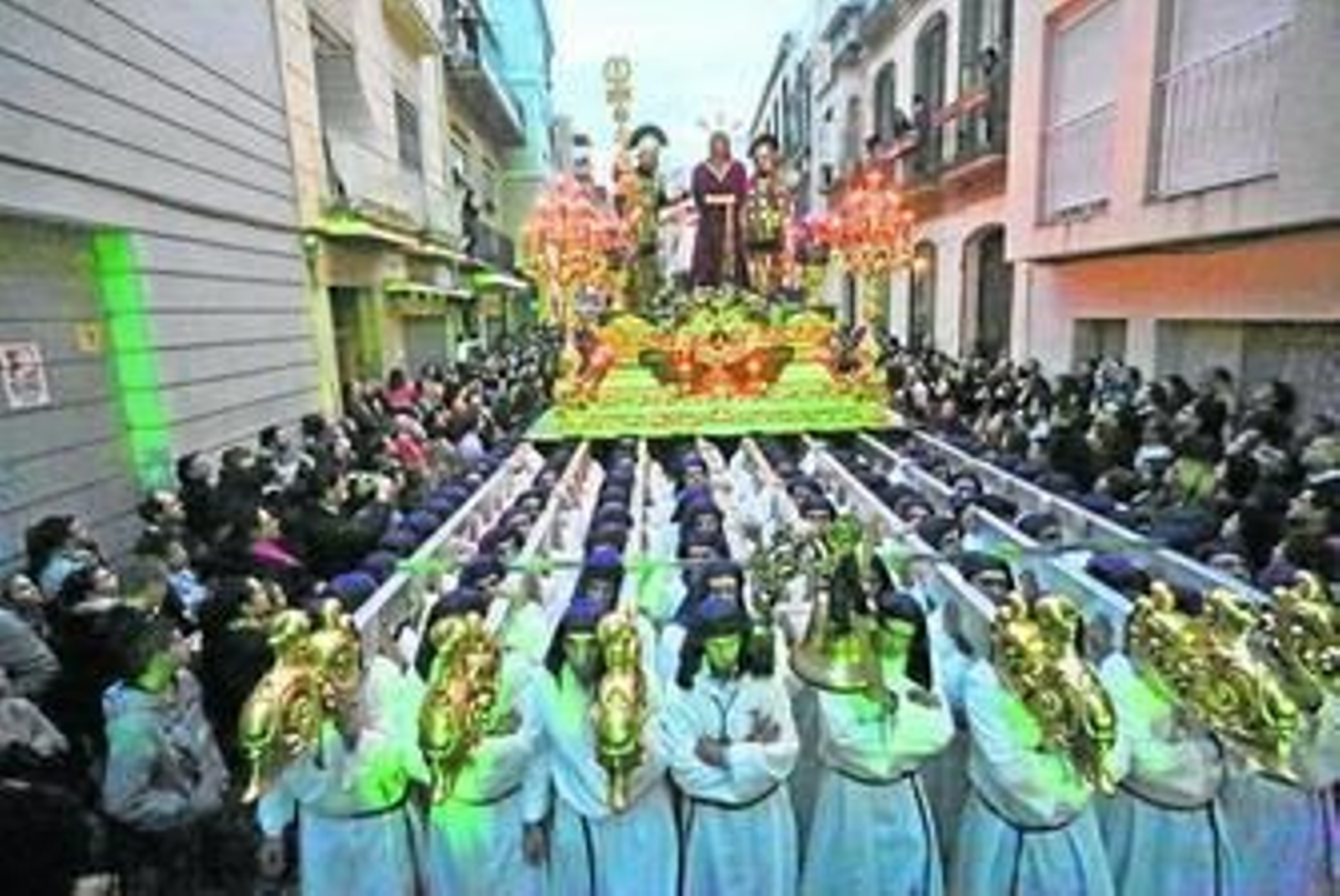 El Señor de la Sentencia, solemne en la calle Frailes.