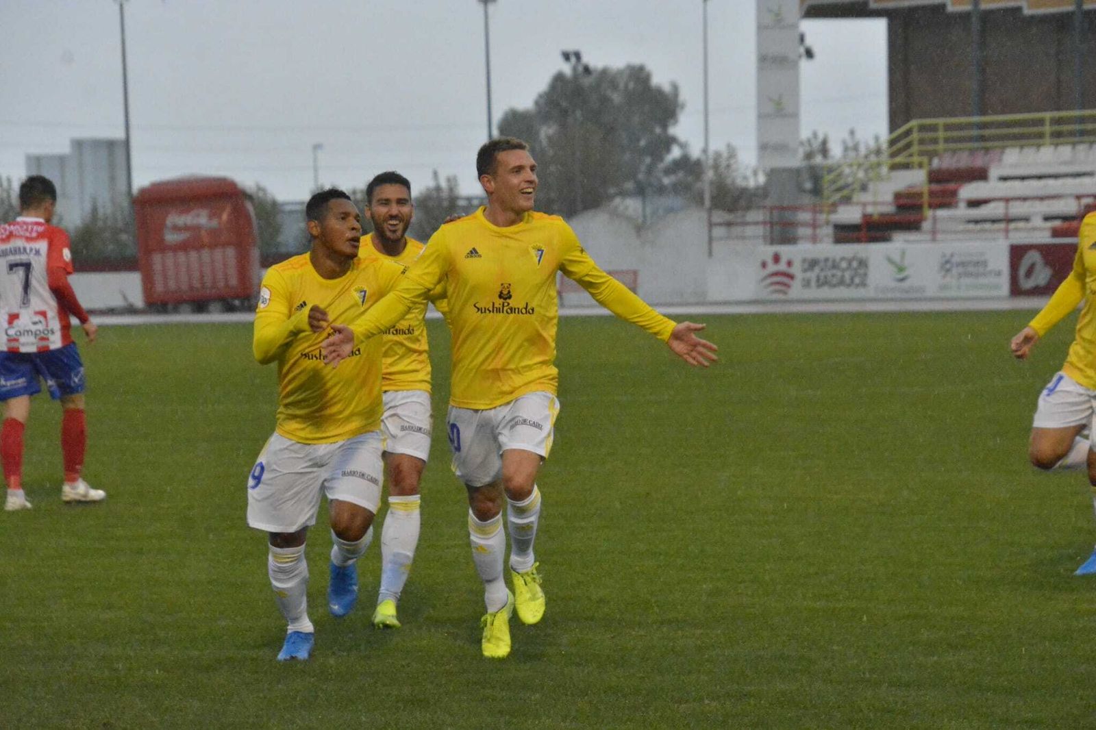 Jordi Tur celebra su gol con Hernán Lino e Iván Robles.