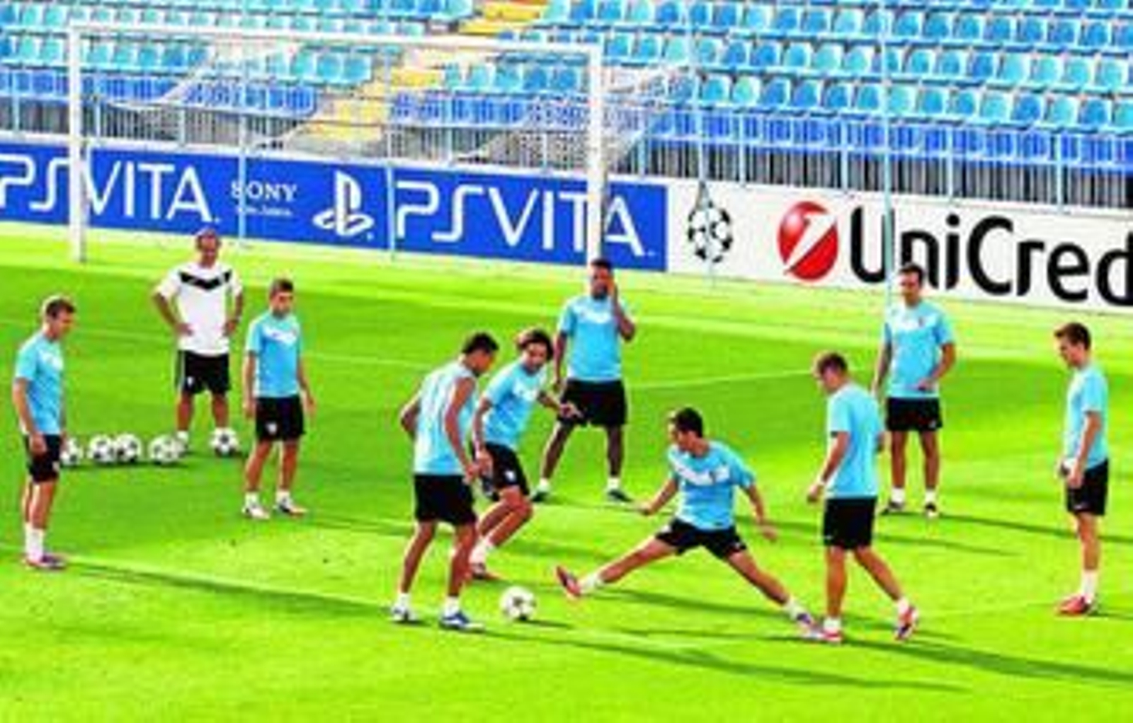 La plantilla del Málaga haciendo un rondo durante un entrenamiento de la pasada temporada.