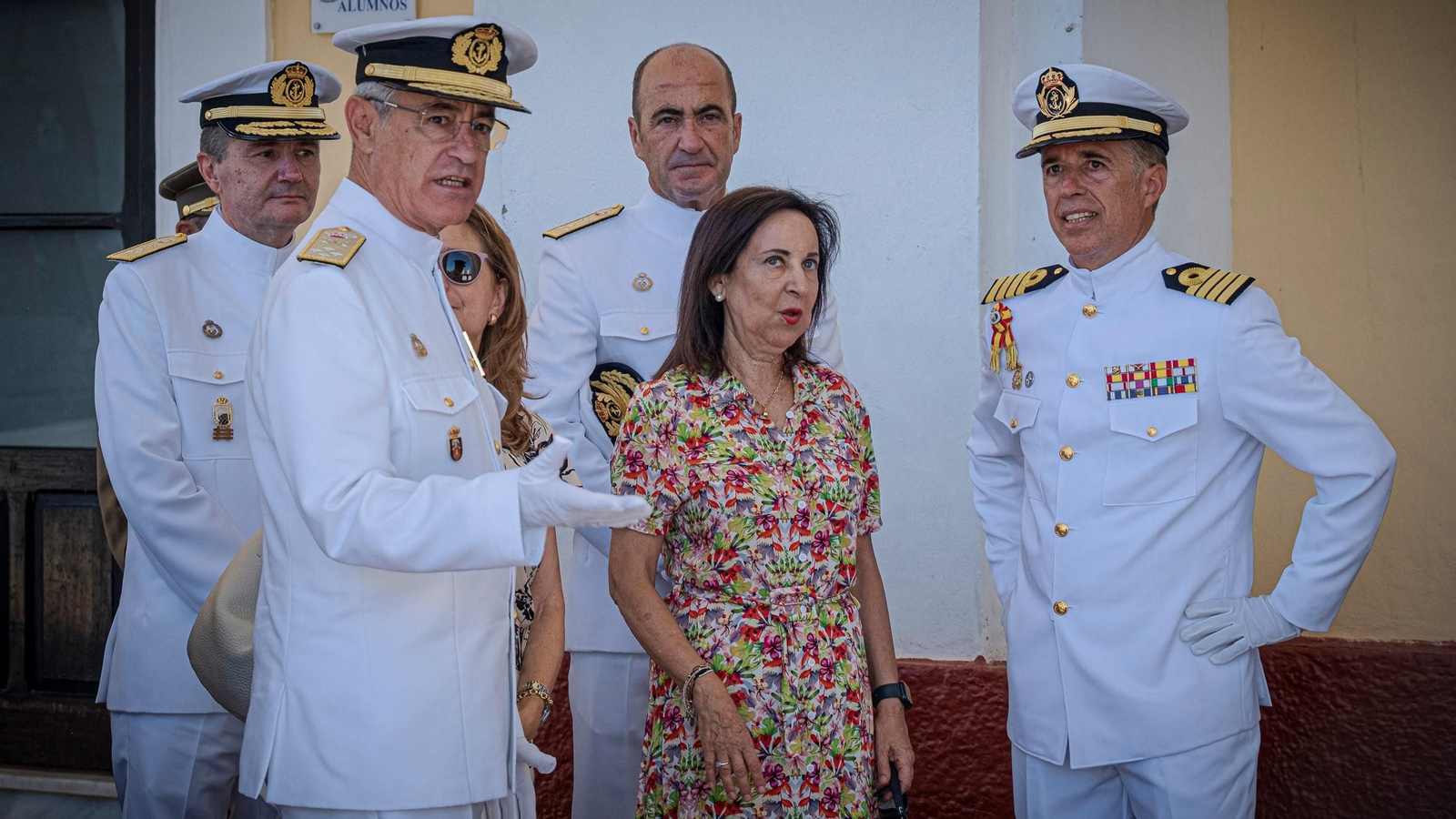 El jefe del Estado Mayor de la Armada junto a la ministra de Defensa y otros mandos en la Escuela de Suboficiales en San Fernando esta semana.