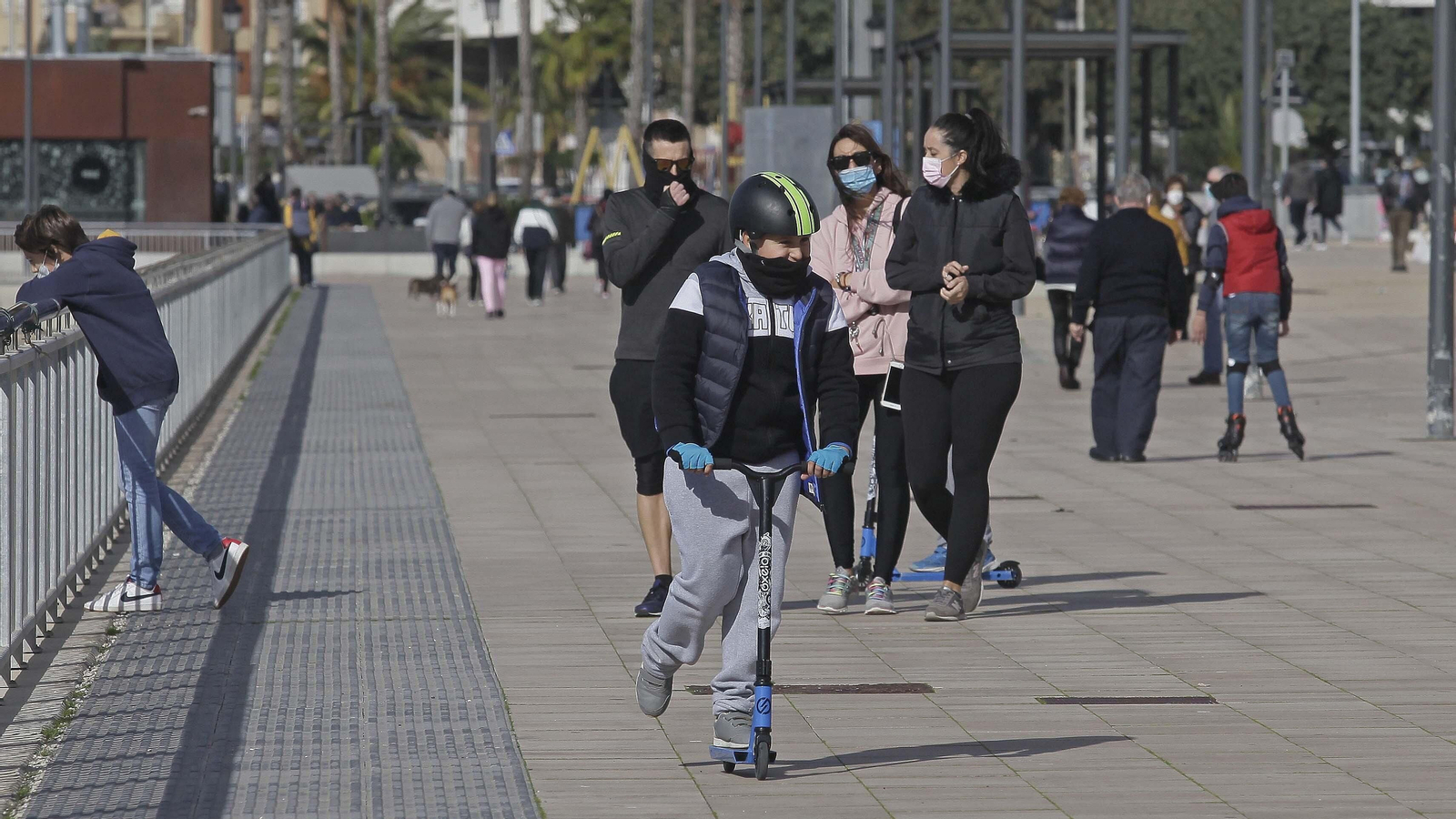 Ciudadanos protegidos con mascarillas.