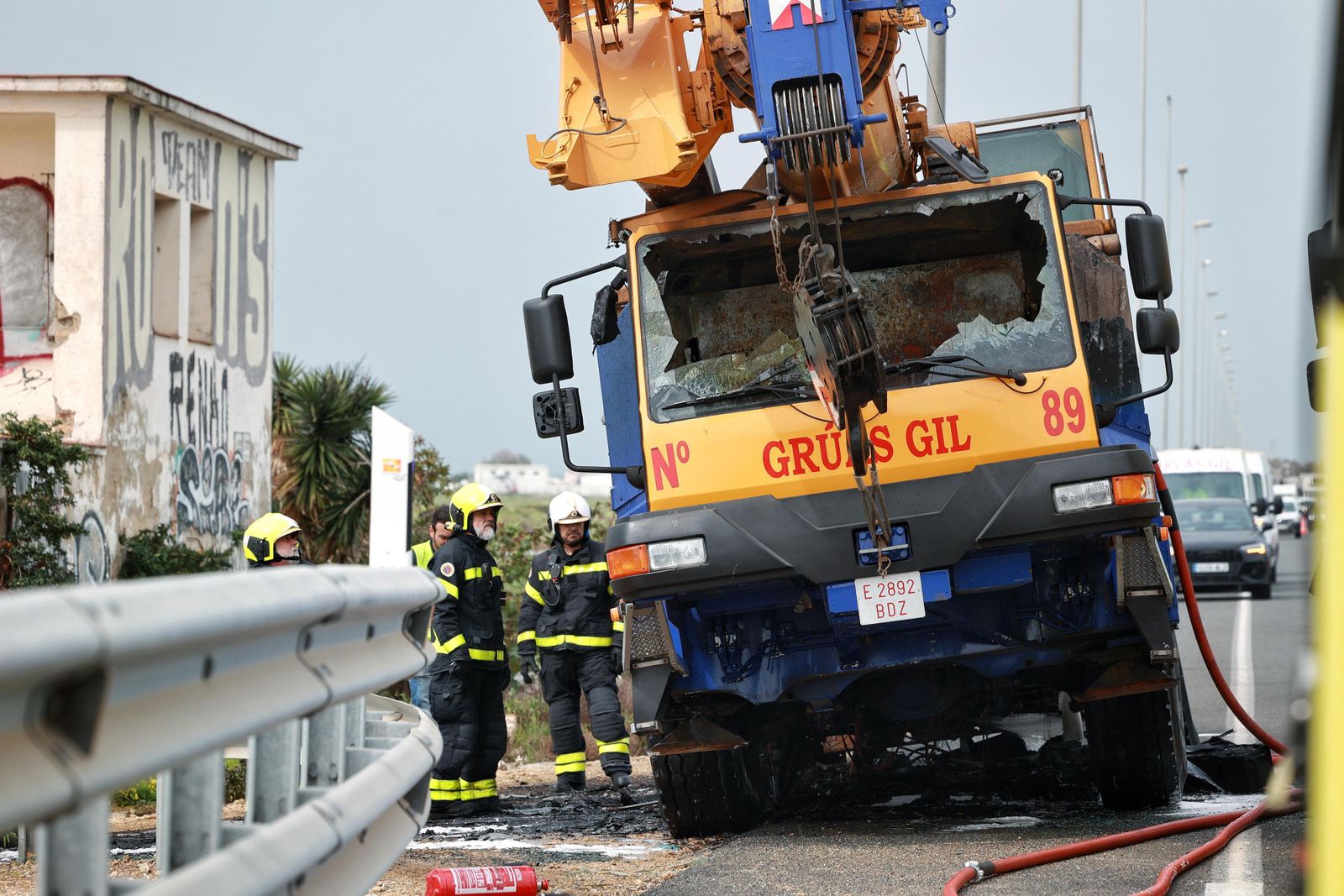 La grúa que ha obligado a cortar la circulación en la CA-33 sentido San Fernando.
