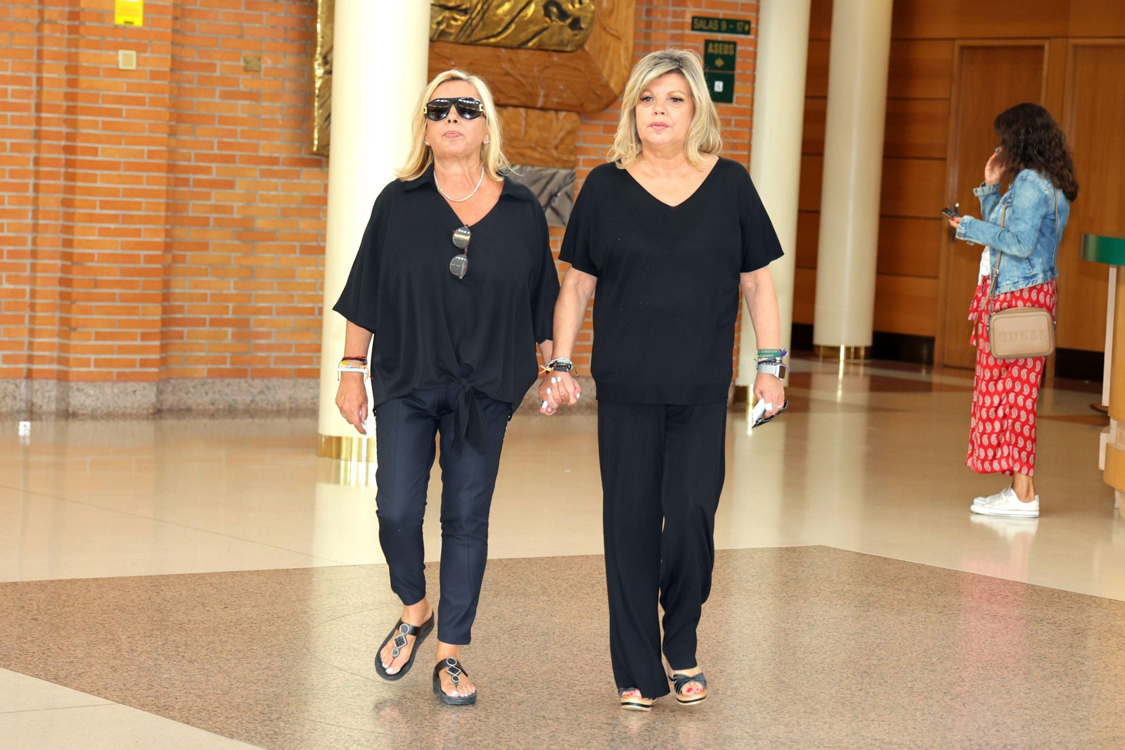 Carmen Borrego y Terelu Campus en el tanatorio de La Paz Carmen Borrego y Terelu Campus en el tanatorio de La Paz