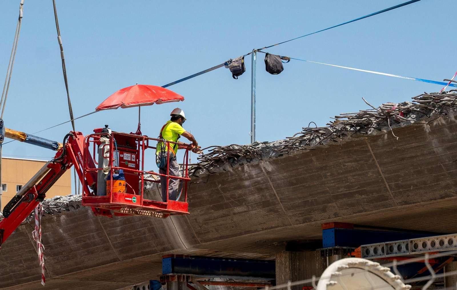 Trabajos de desmantelamiento del puente de la avenida del Mediterráneo.