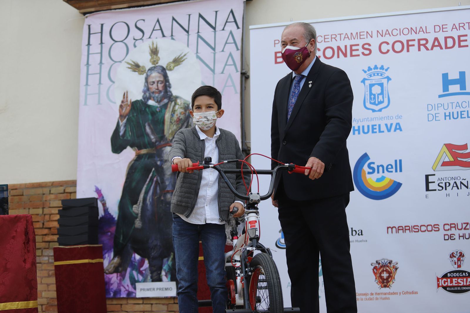 Entrega de los premios del certamen de arte 'Balcones Cofrades' y el concurso escolar de pasos y carteles de Semana Santa 'Ciudad de Huelva'