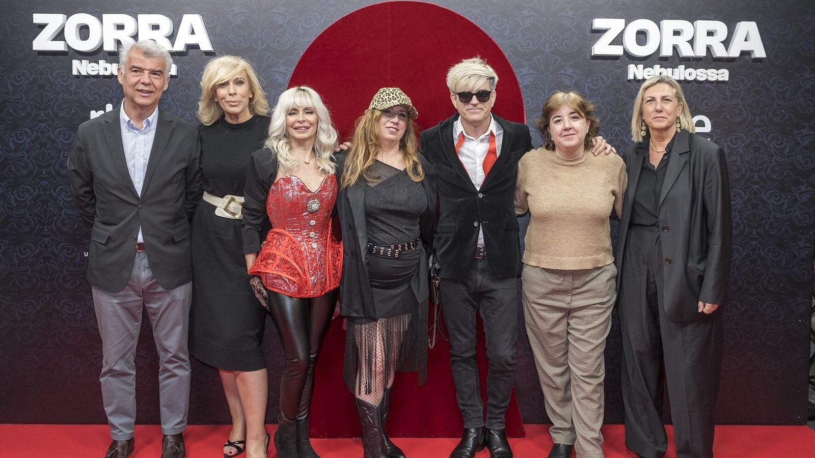 El dúo Nebulossa con directivos de RTVE y de España Eurovisión, con la directora general interina Concepción Cascajosa