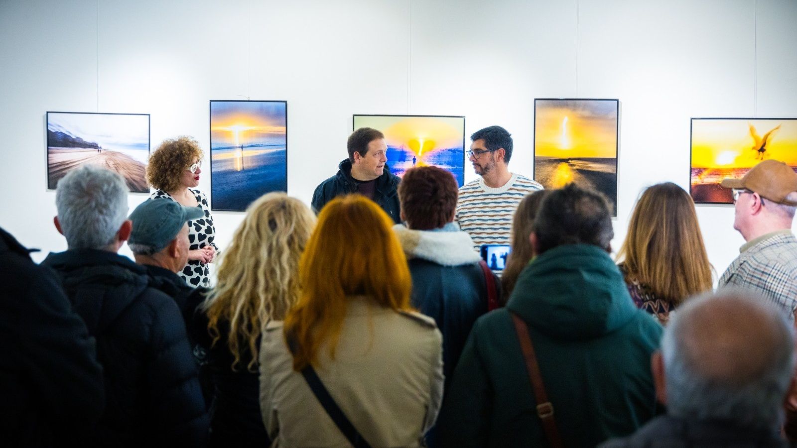 El público y la concejela de Cultura, atendiendo las explicaciones del autor.