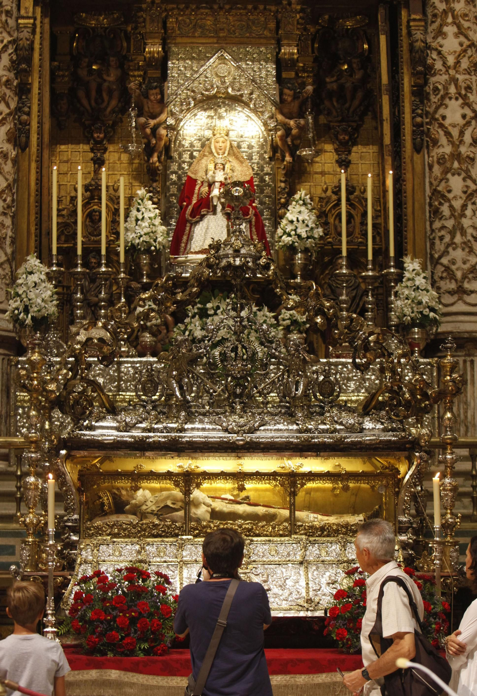 El cuerpo incorrupto de San Fernando en la Capilla Real de la Catedral.