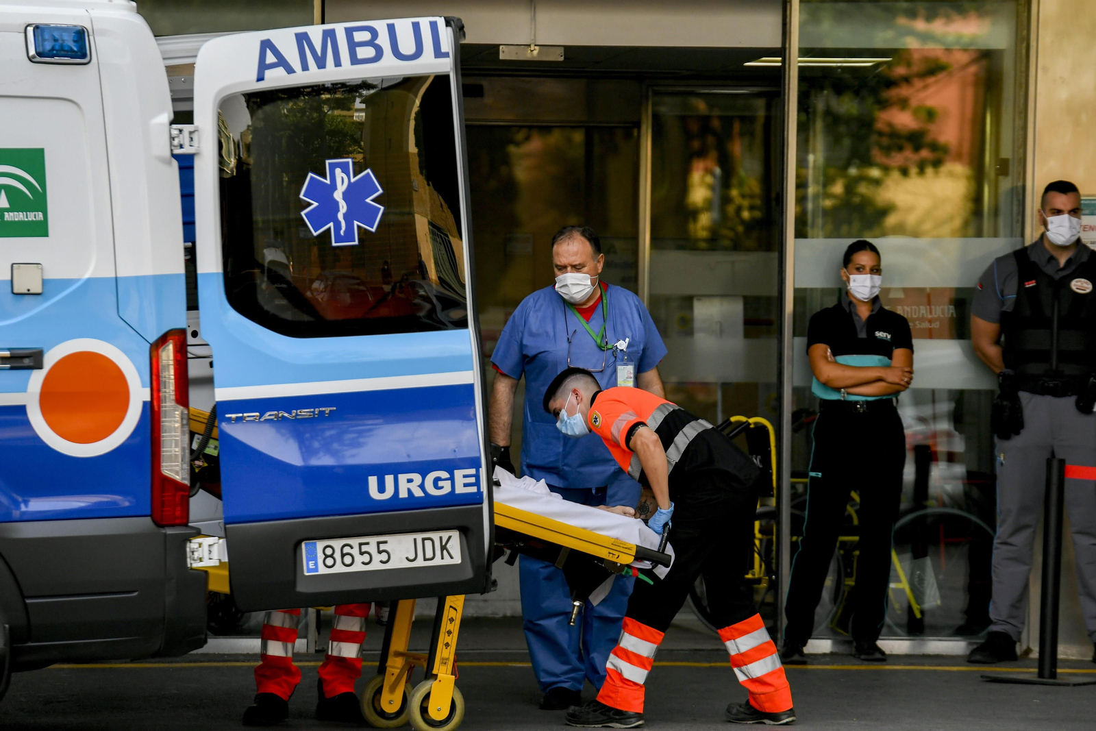Acceso a una de las zonas de  Urgencias de un hospital de la capital