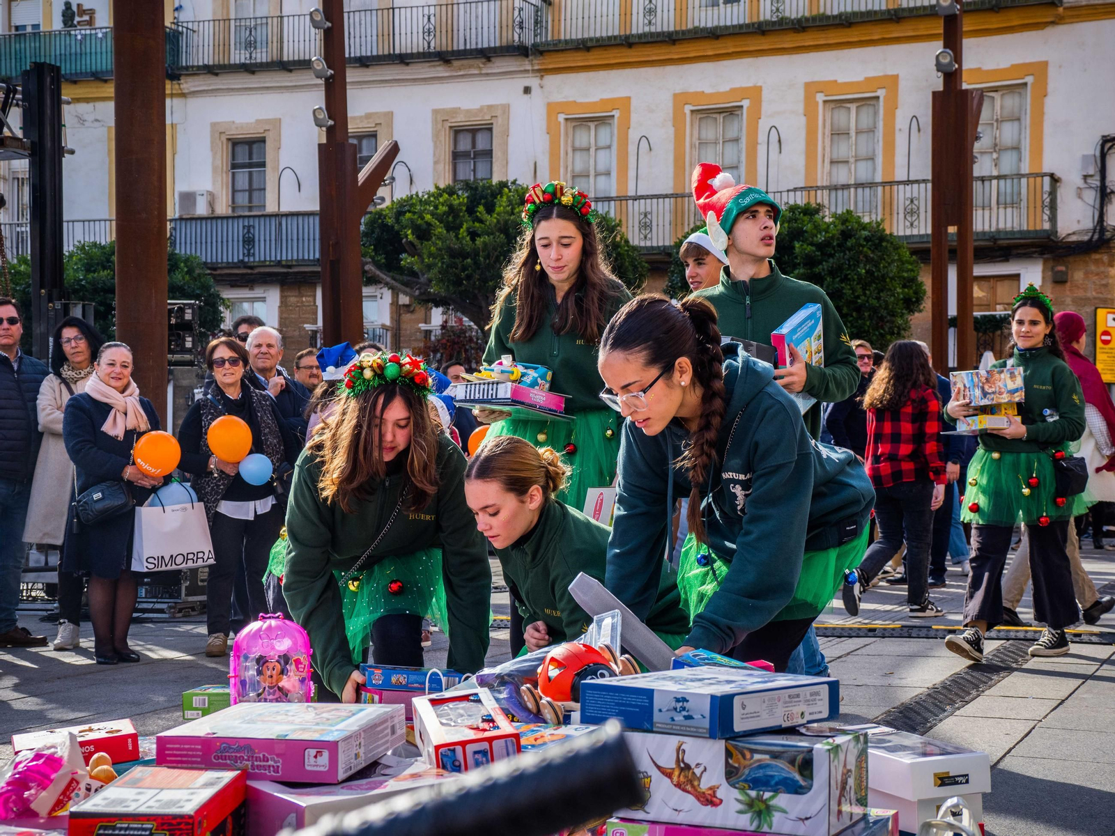 La Caravana Solidaria recoge cientos de regalos para echar una mano a los Reyes Magos en San Fernando