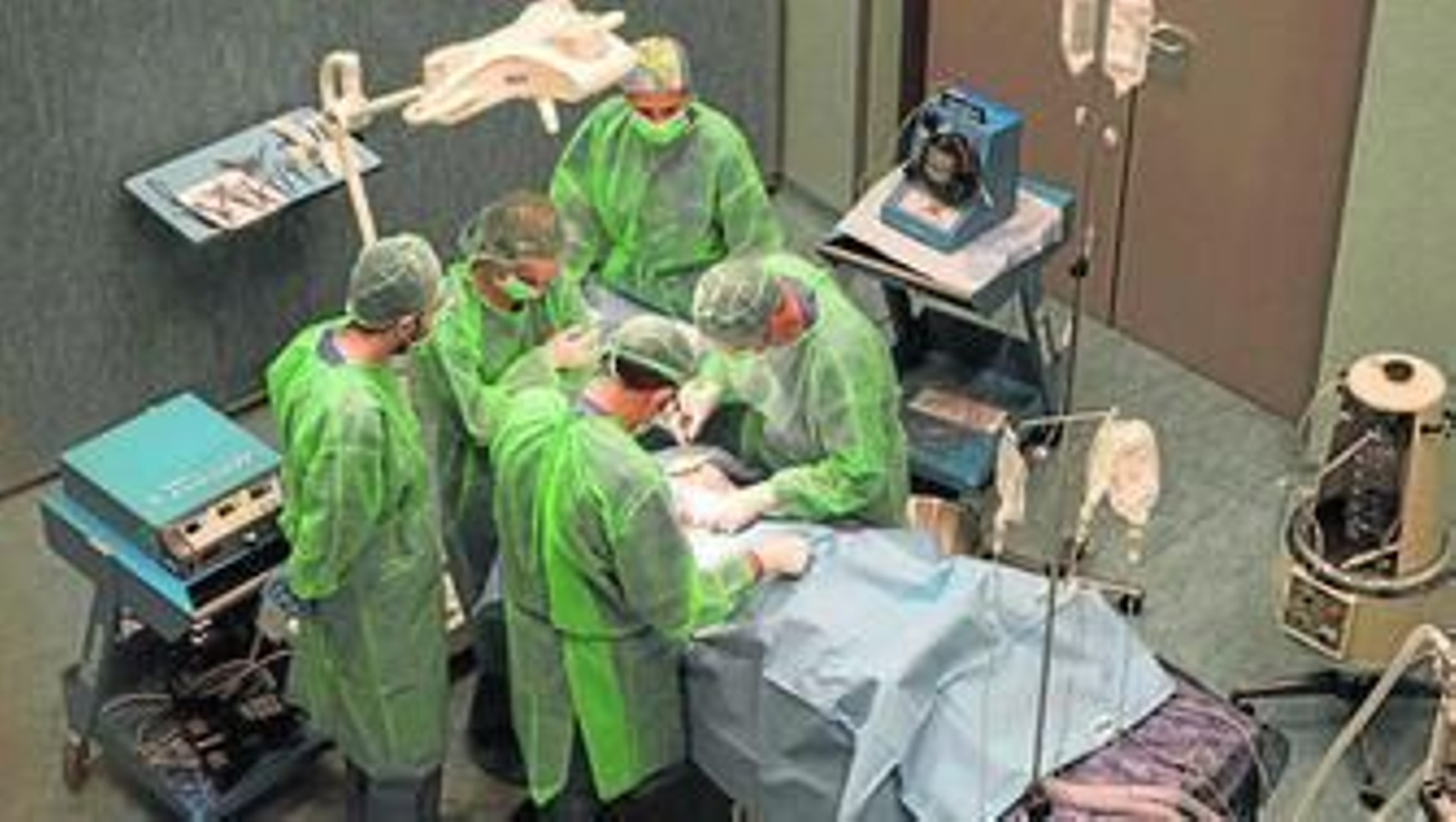 Unos alumnos en uno de los quirófanos del centro.