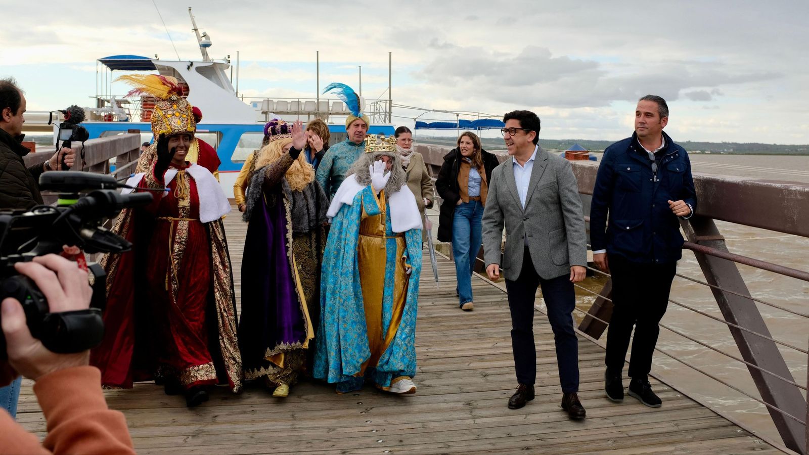 Los Reyes Magos son recibidos por el alcalde de Ayamonte, Alberto Fernández.