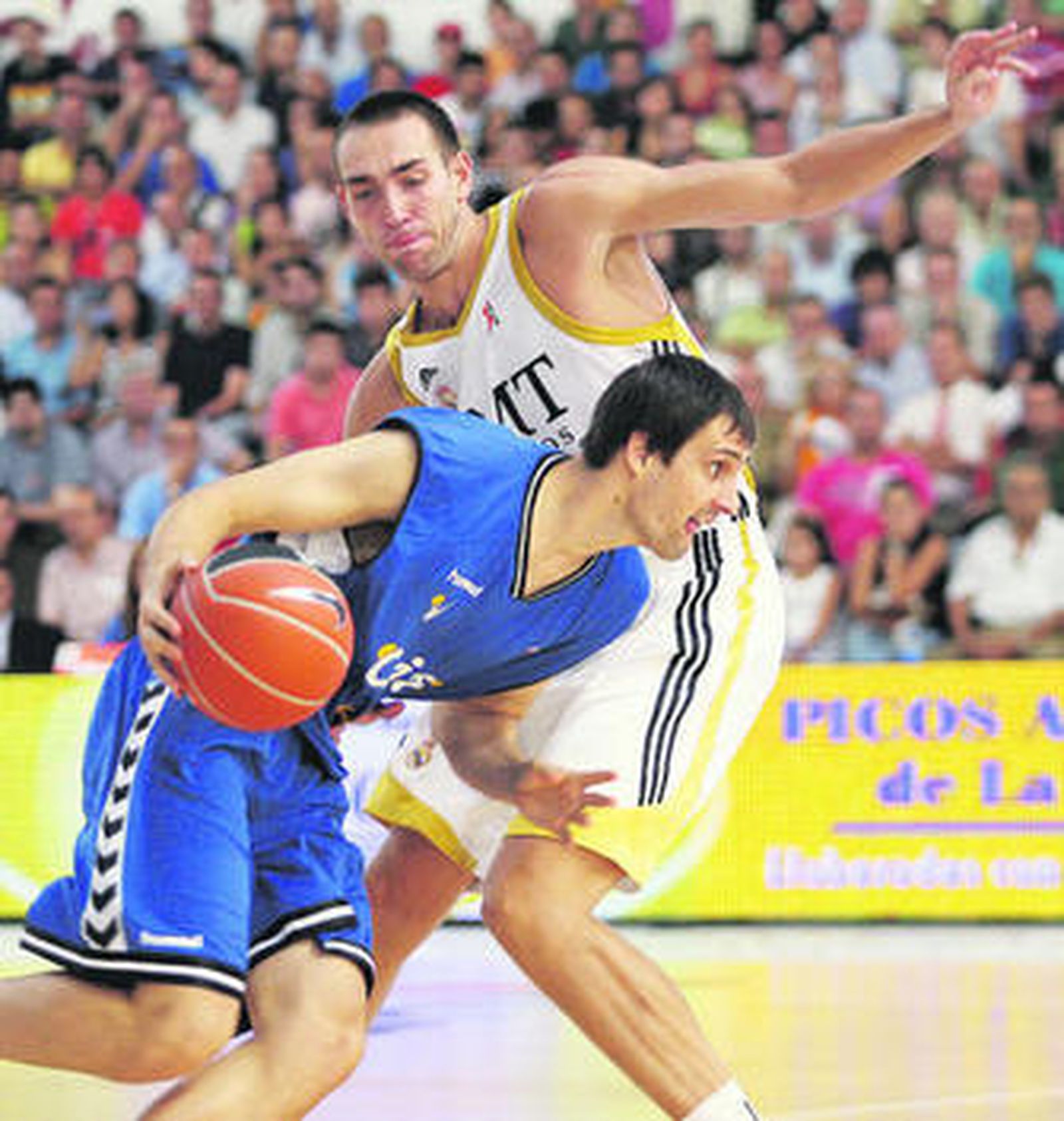 Lorbek trata de avanzar ante la defensa de Hervelle.