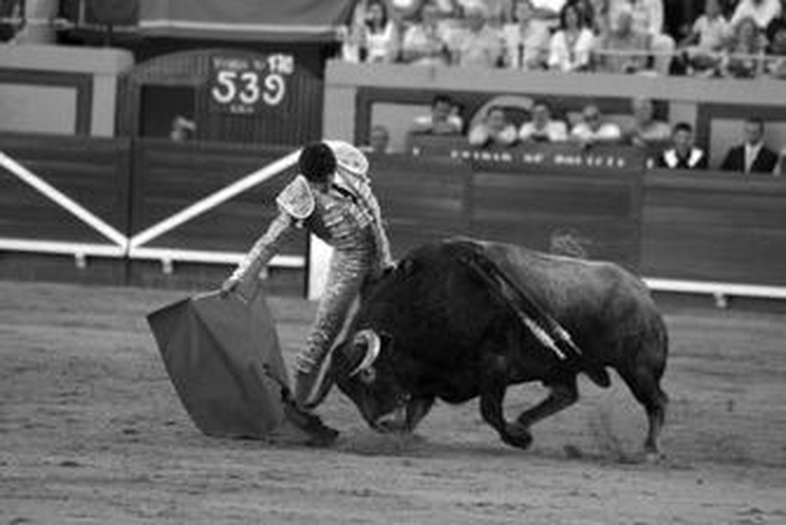 El francés Sebastián Castella templa la embestida con la mano derecha al toro de Algarra.