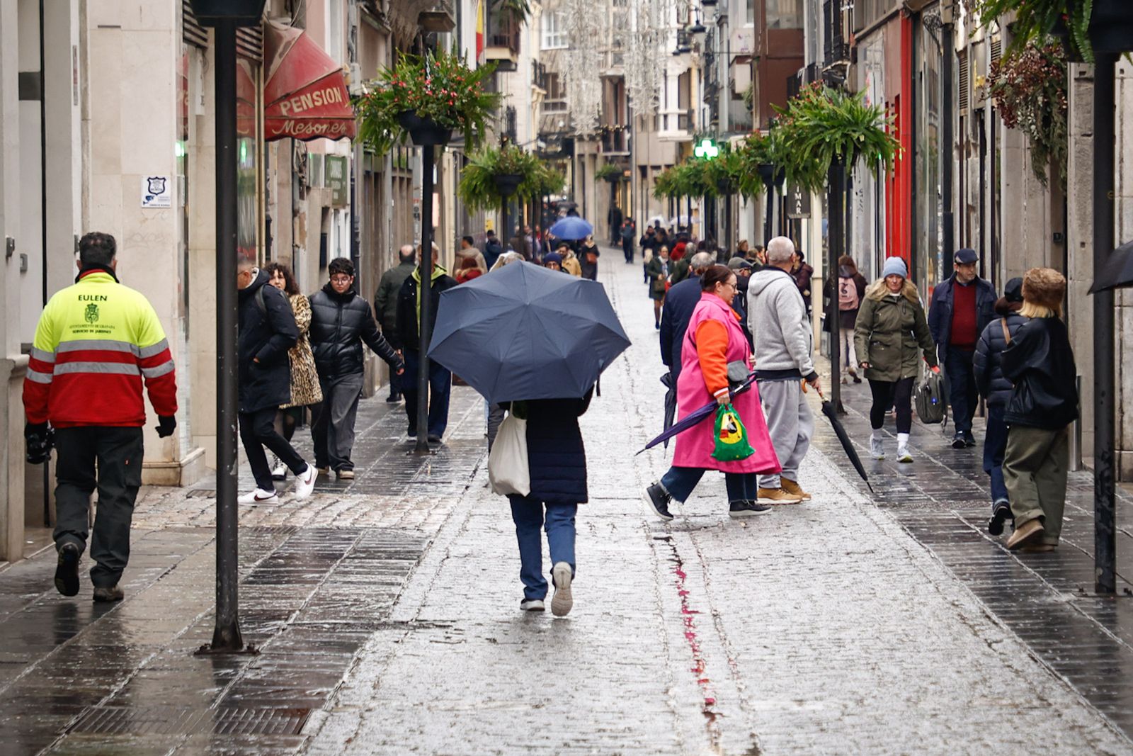 Varias personas caminan por Calle Mesones, en la capital, en una imagen reciente.