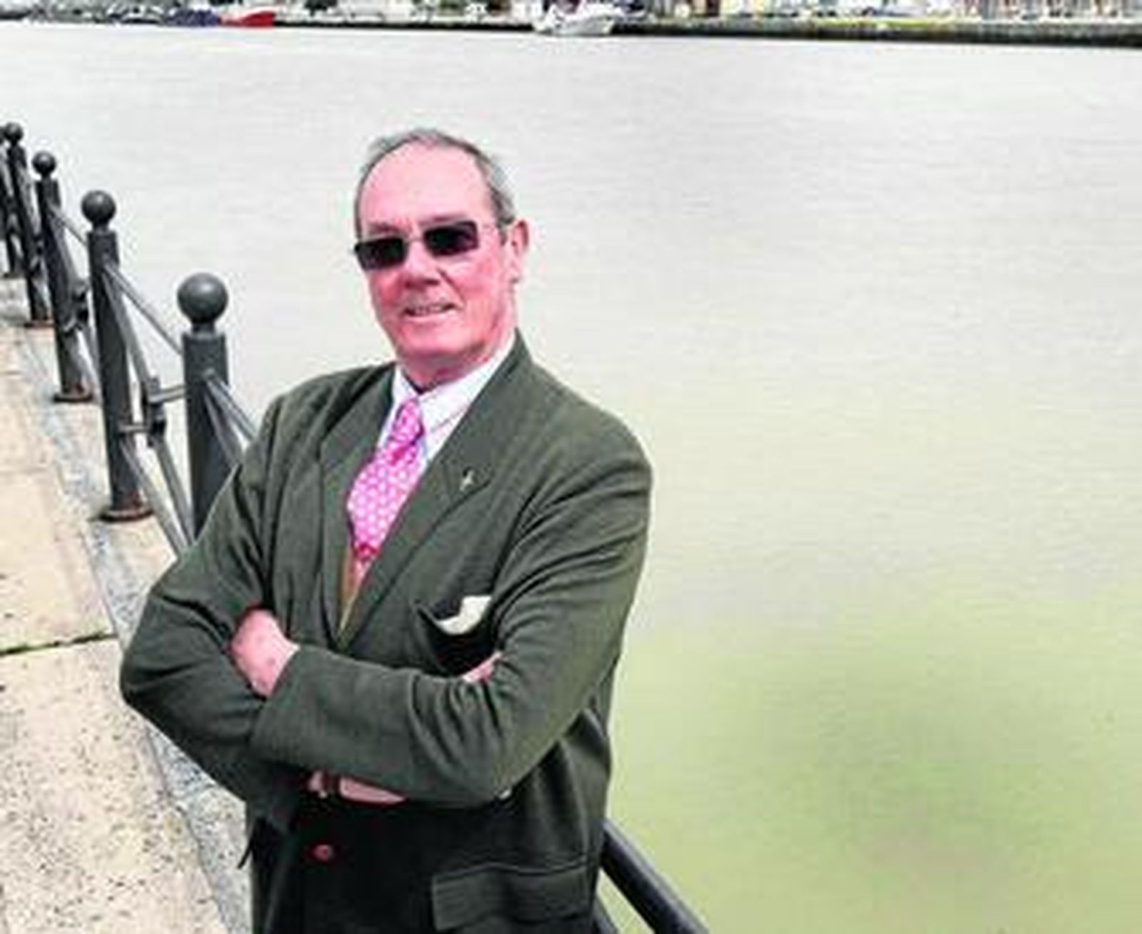 El presidente del Real Club Náutico, José María Escribano, junto al río Guadalete.