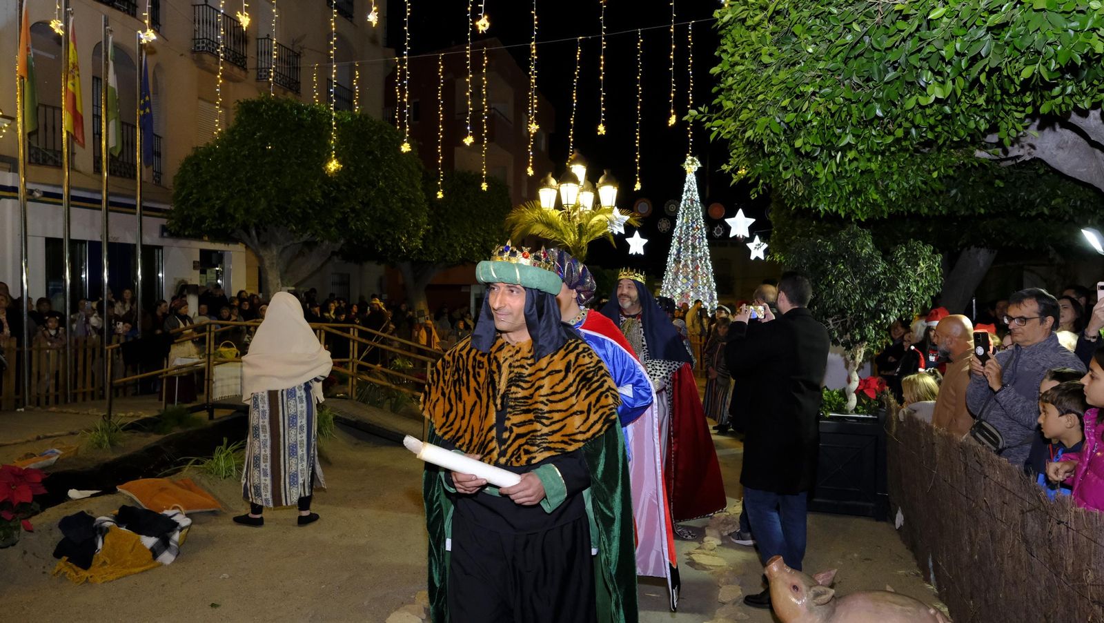 El Belén viviente de Gádor abarrota de público la plaza del pueblo, en imágenes