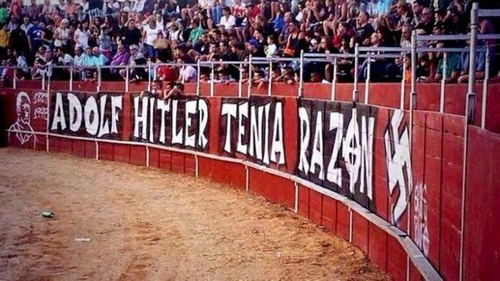Pinto permite que se celebre un encierro con una pintada nazi en la plaza de toros