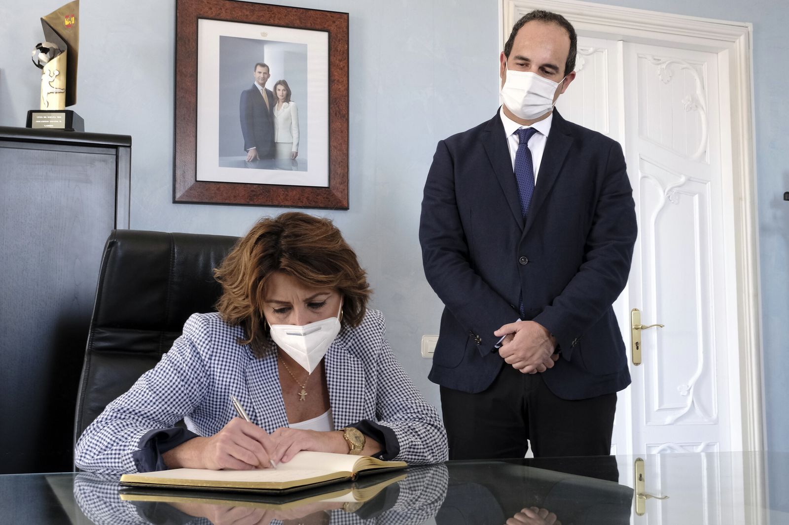 Susana Díaz y José Luis Amérigo en el Ayuntamiento de Carboneras.