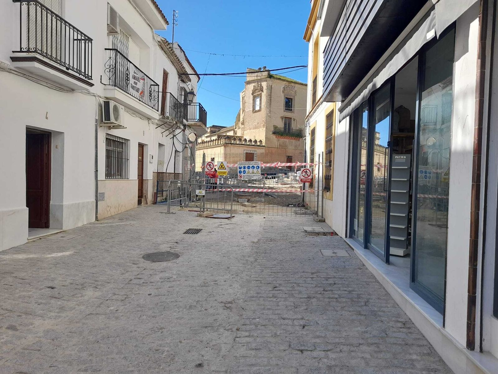 Una calle principal de Bornos con el nuevo pavimento.