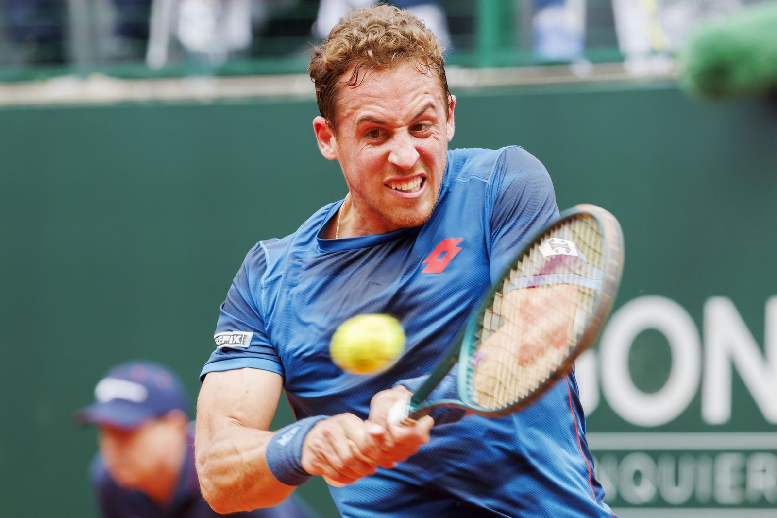 Roberto Carballés golpea de revés la bola en el duelo ante el argentino.