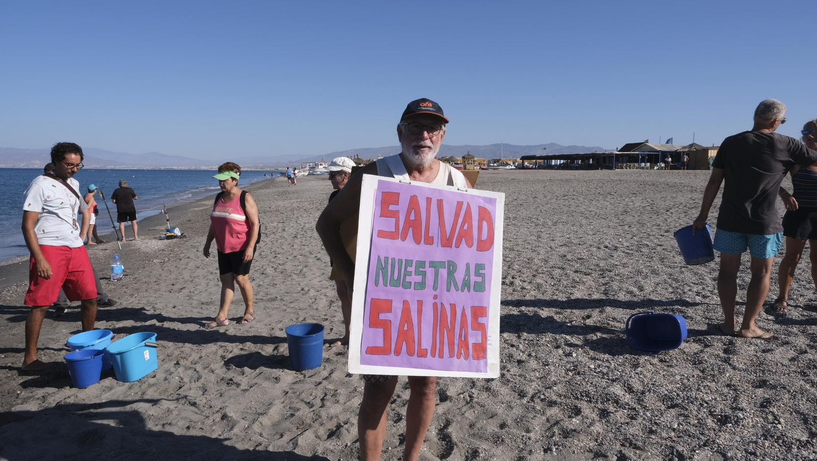 Imágenes de la cadena humana contra la desecación de Las Salinas de Cabo de Gata. Almería