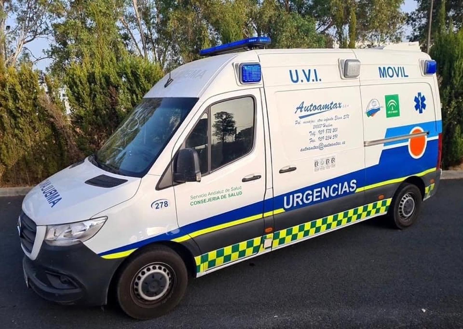 El accidentado ha sido evacuado en ambulancia al Hospital Infanta Elena