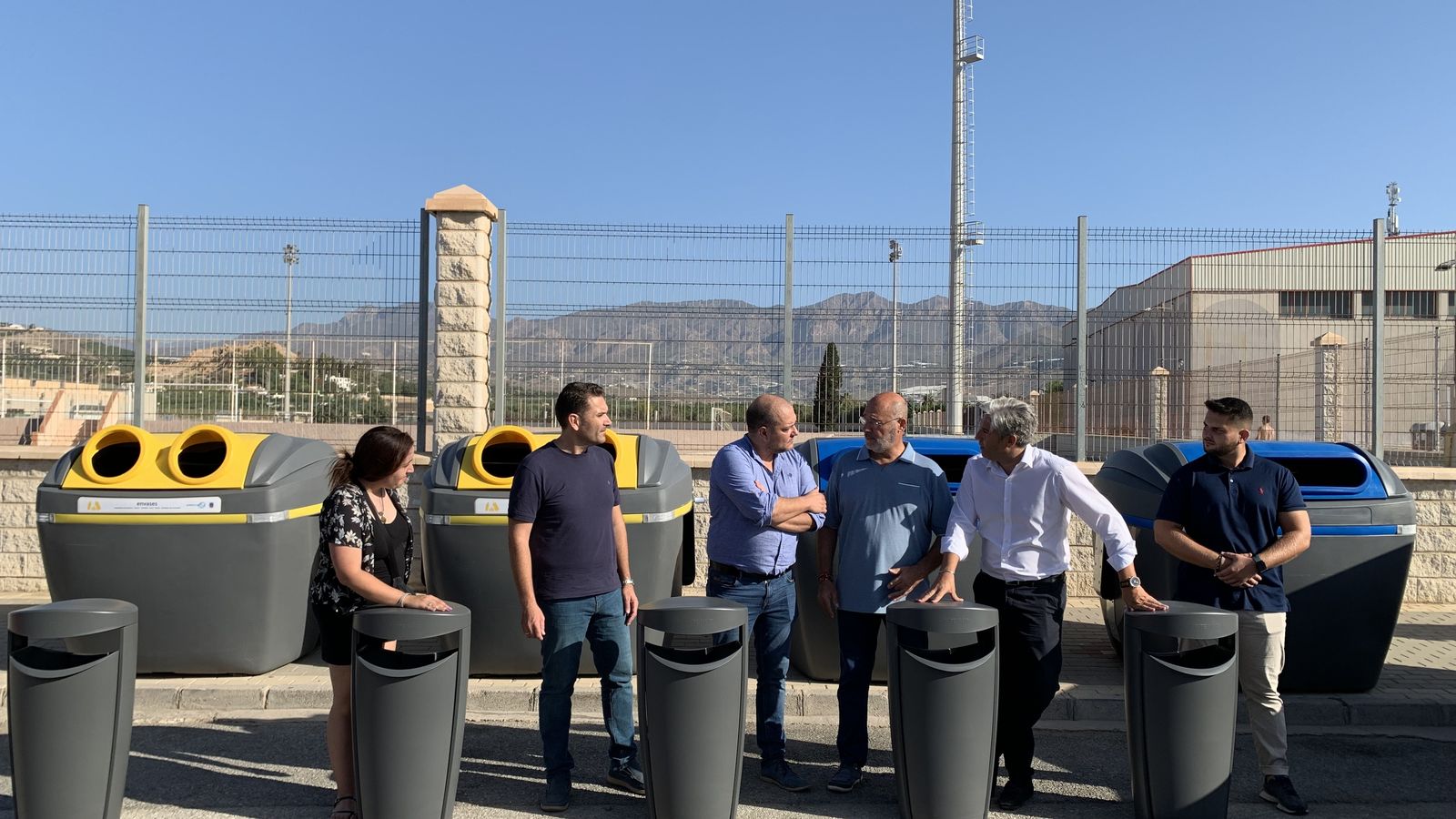 Durante la presentación del nuevo mobiliario de recogida de residuos que se instalará en Salobreña