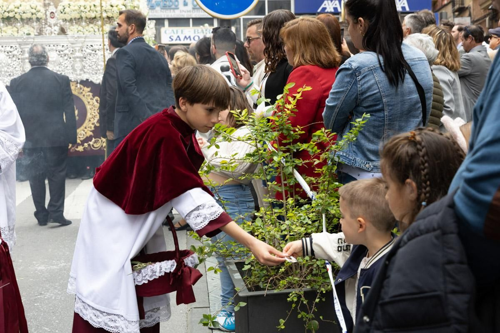 Los jiennenses se echan a la calle para presenciar la primera de las procesiones de la jornada: la Borriquilla (II)